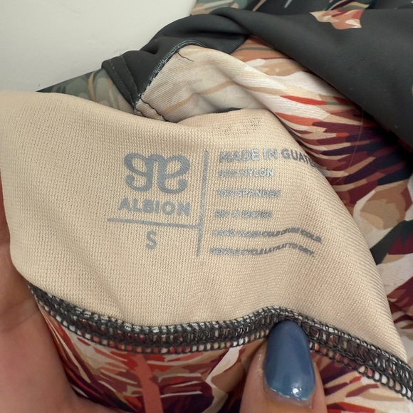 Albion Fit Rica Cape Swim Crop, size small - Picture 3 of 4